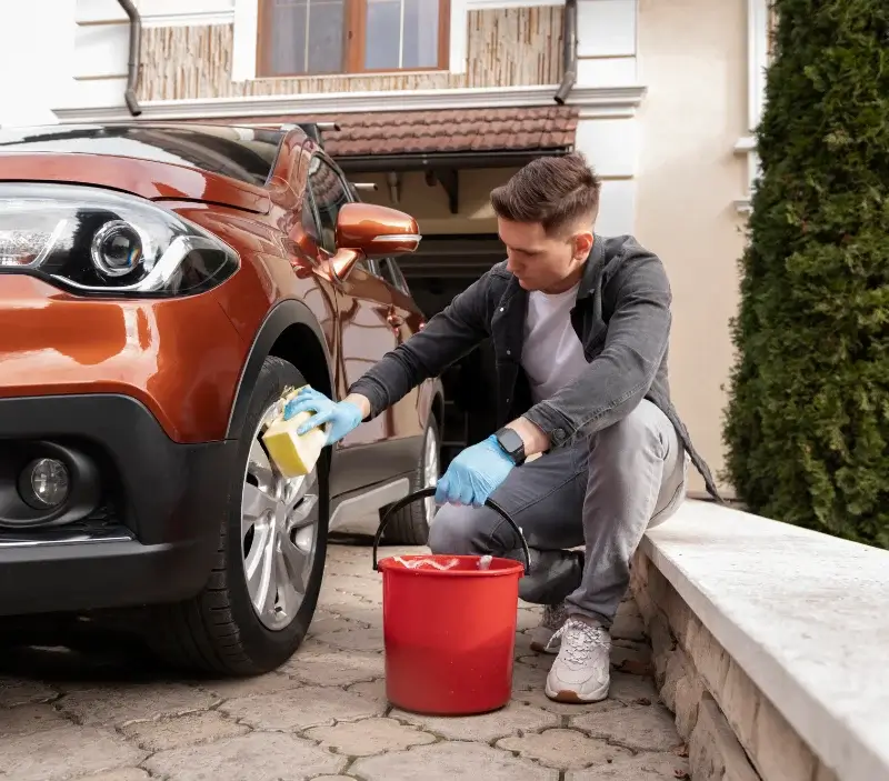 Lavage auto à domicile Bouère : professionnel intervenant sur un véhicule